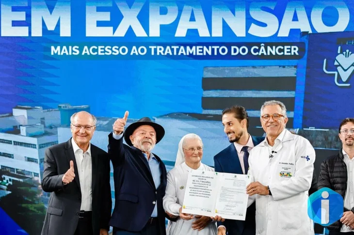 Lula entrega aparelhos de radioterapia em São Paulo