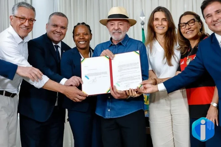 Lula sanciona  lei de incentivo ao desenvolvimento do futebol feminino