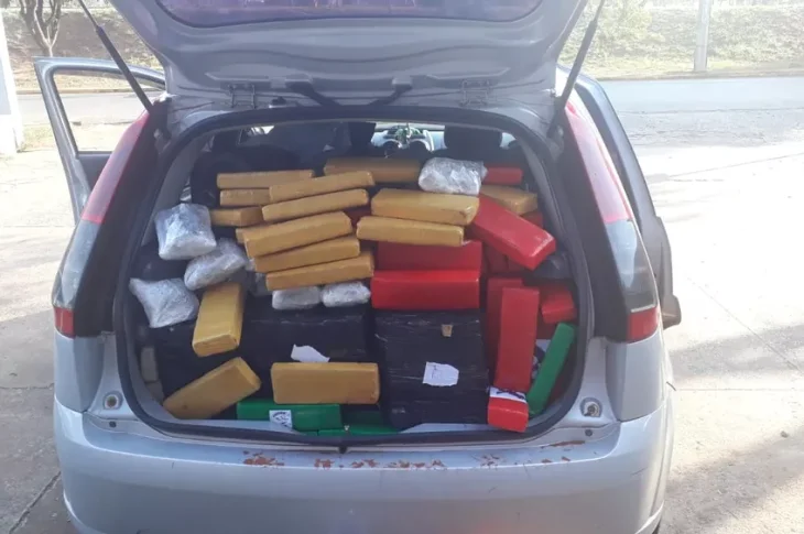 Maconha e skank são apreendidos durante fiscalização policial no Centro, em Teodoro Sampaio
