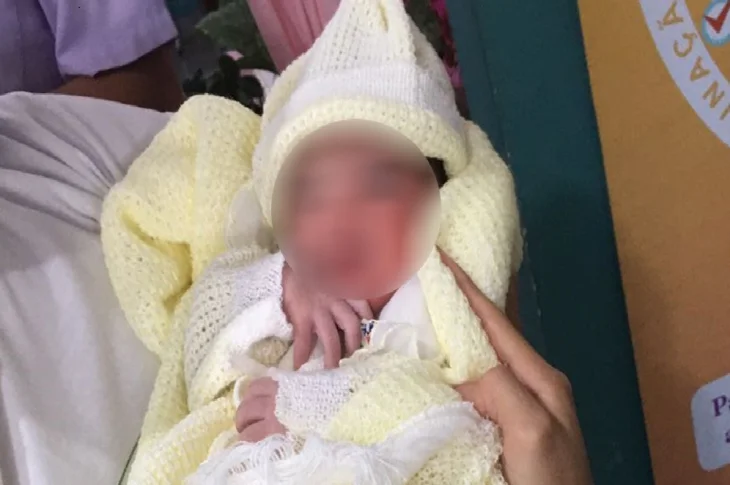 Mãe é presa em flagrante por tentativa de homicídio após abandonar bebê recém-nascida em pasto