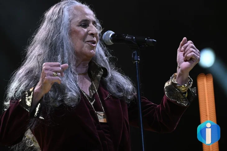 Maria Bethânia chega aos 80 anos como referência da música brasileira