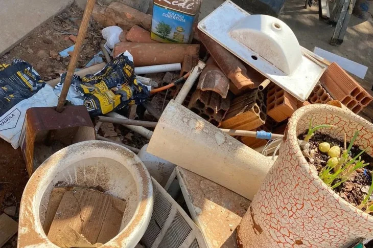 Moradores podem denunciar descarte irregular de lixo, locais com mato alto e veículos abandonados