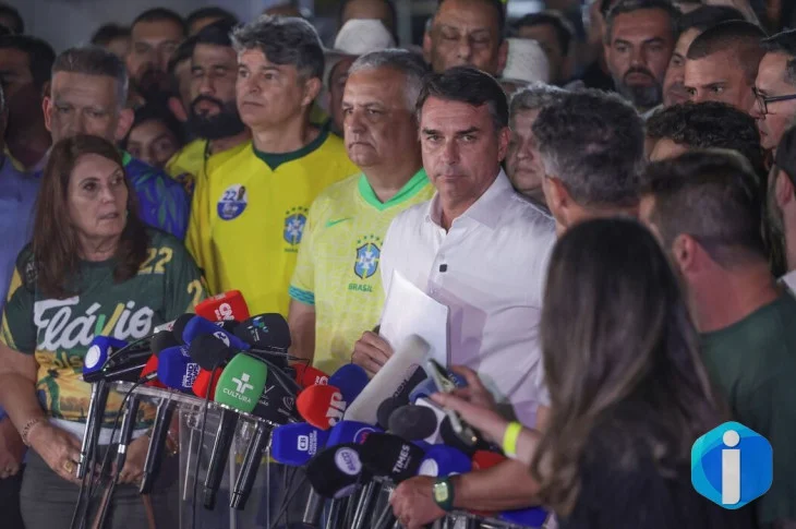 Moraes manda Flávio entregar passaporte e o proíbe de deixar o país