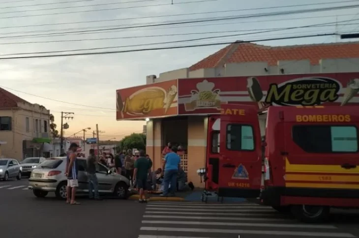 Motociclista fica ferido após colisão com carro no centro de Venceslau