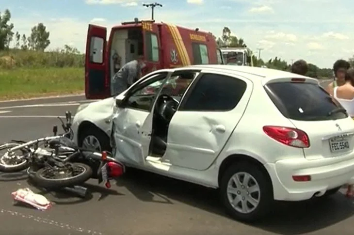Motociclista fica gravemente ferido após colidir na lateral de carro na Rodovia Júlio Budisk