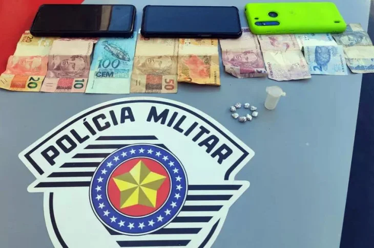 Motociclista leva 26 multas de trânsito ao tentar escapar de abordagem policial, mas acaba preso por tráfico de droga
