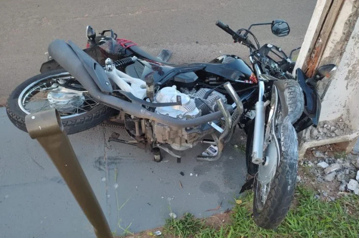 Motociclista perde o controle da direção, colide em poste da rede elétrica e morre
