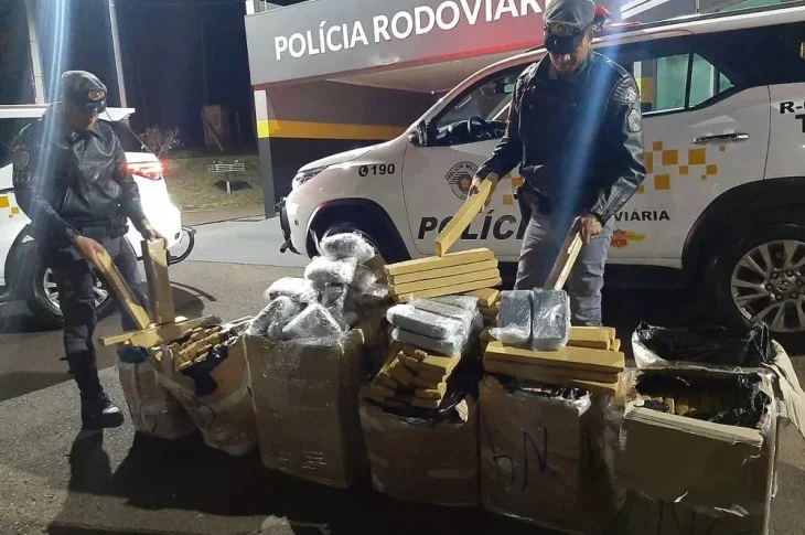 Motorista de carreta é flagrado com quase 390 quilos de drogas em Presidente Venceslau