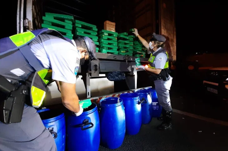 Motorista demonstra nervosismo em abordagem e polícia localiza 120kg de maconha e 4kg de crack