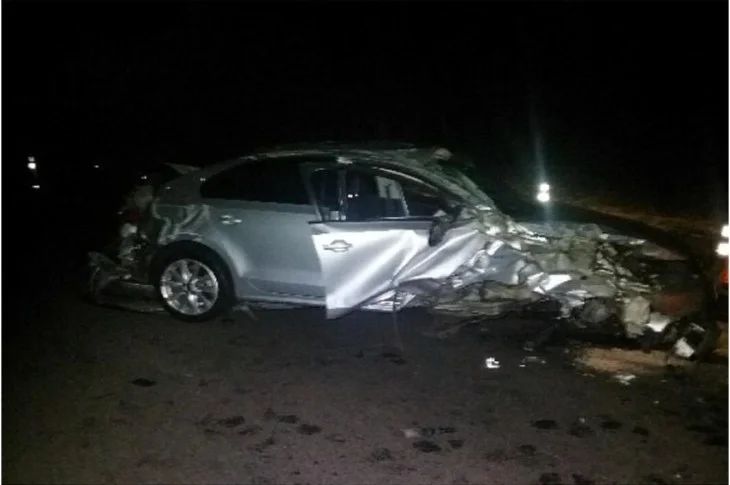 Motorista foge após bater carro contra traseira de caminhão na Rodovia Raposo Tavares, em Presidente Venceslau