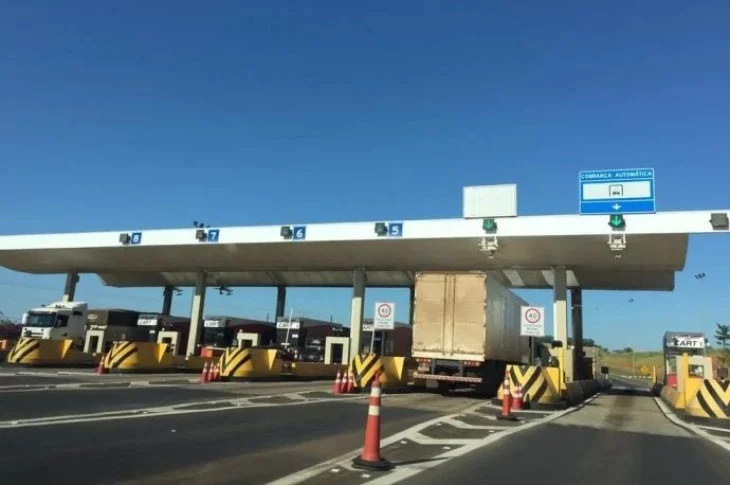 Motorista fura praça de pedágio de Indiana e acaba preso por embriaguez ao volante