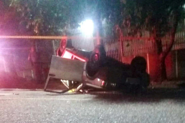 Motorista invade preferencial, bate em outro veículo e capota carro
