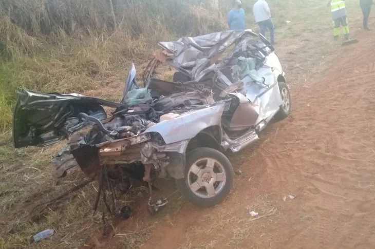 Motorista morre após bater carro contra caminhão carregado com cana-de-açúcar