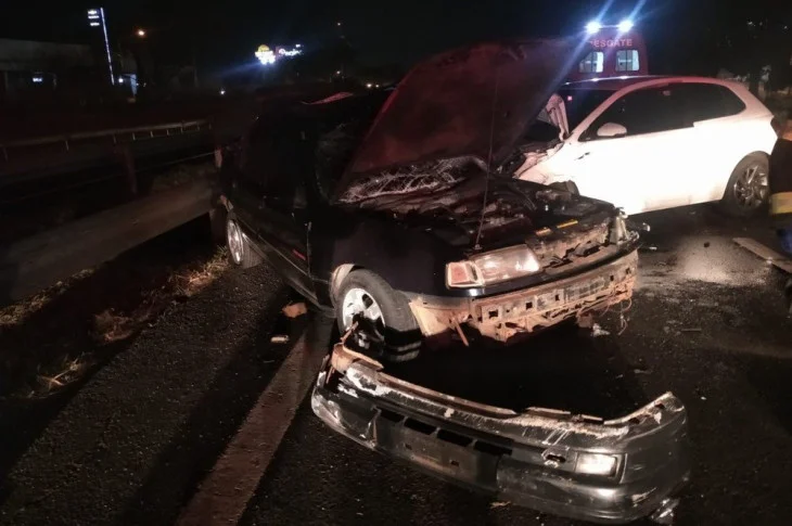 Motorista perde o controle da direção, bate carro em defensa metálica e provoca colisão lateral com outro veículo