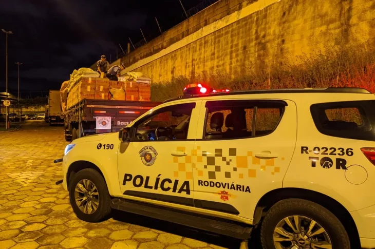 Motorista tenta fugir com mais de 137 mil maços de cigarros contrabandeados e acaba preso