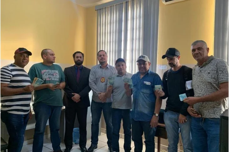 Motoristas recebem reembolso de R$ 3,6 mil após terem caído em golpe de cursos profissionalizantes para obtenção de emprego