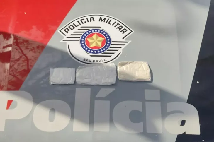 Mulher acaba presa após tentar entrar com cocaína na cintura durante visitação em penitenciária