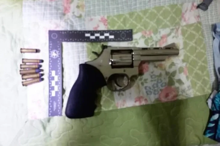 Mulher dispara tiro contra o próprio marido após ele se negar a mostrar-lhe mensagens em celular