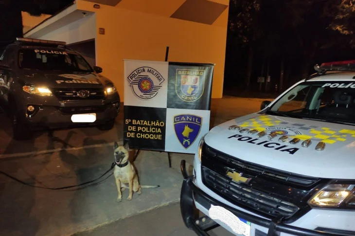 Mulher é detida após ser flagrada pela polícia com porções de haxixe presas na cintura, em Epitácio