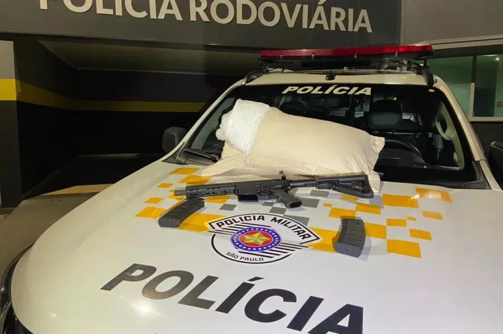 Mulher é presa com fuzil e carregadores no travesseiro em ônibus na Rodovia Raposo Tavares, em Presidente Venceslau
