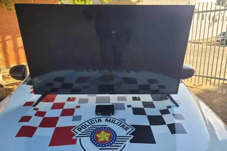 Mulher levanta para verificar barulho em porta da cozinha, encontra ladrão e tem objetos roubados