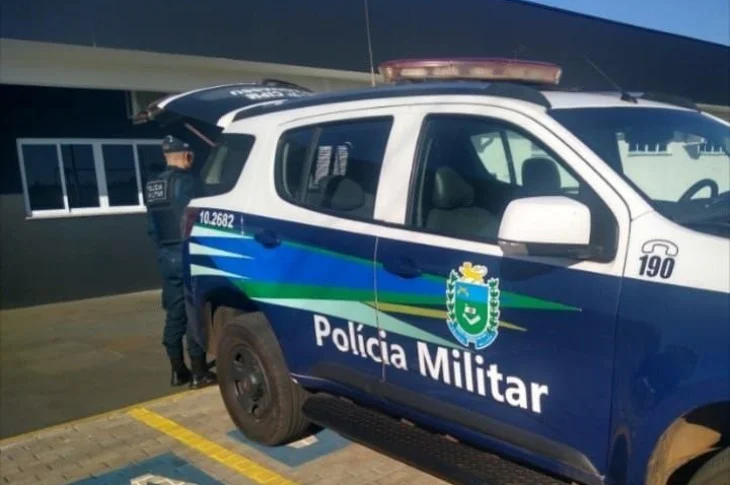 Mulher trans é presa por ato obsceno ao se despir em via pública 