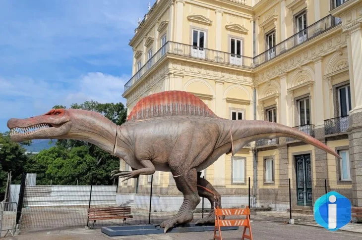 Museu Nacional ganha réplica de dinossauro brasileiro com 15 metros