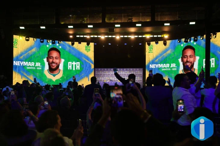 Neymar não treina em apresentação e preocupa a duas semanas da Copa