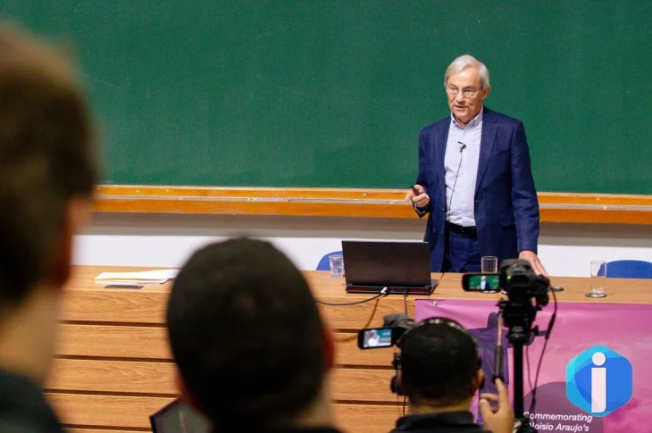 Nobel da economia diz que impacto da IA no emprego é superestimado