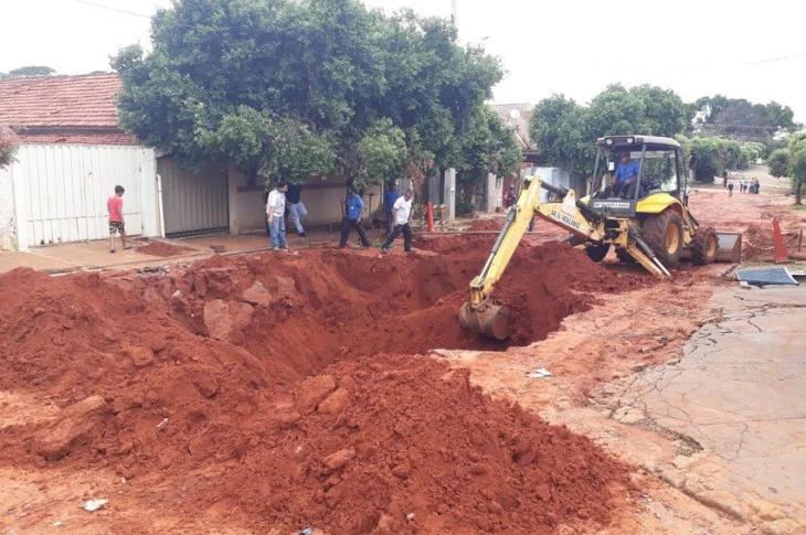 Obra emergencial para tapar cratera na Avenida do Estado é iniciada em Presidente Venceslau