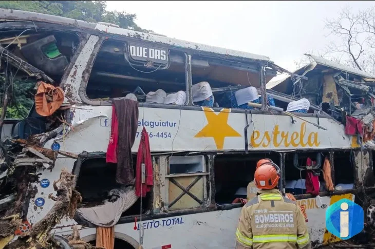 Oito pessoas morrem em tombamento de ônibus em Petrópolis