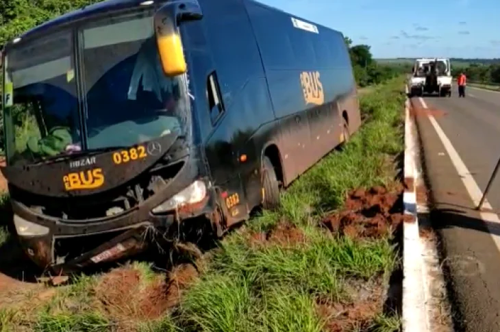 Ônibus com estrangeiros sai da pista entre Bataguassu e Santa Rita e três pessoas ficam feridas