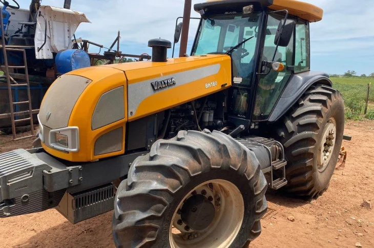 Operação Conexão apreende documentos, tratores e mais de 30 toneladas de defensivos agrícolas em fazenda