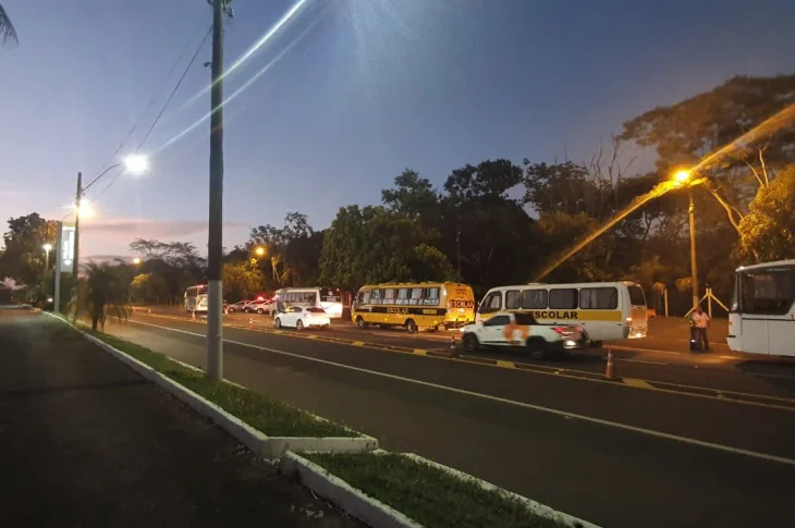 Operação de combate a transporte clandestino 'barra' 31 ônibus