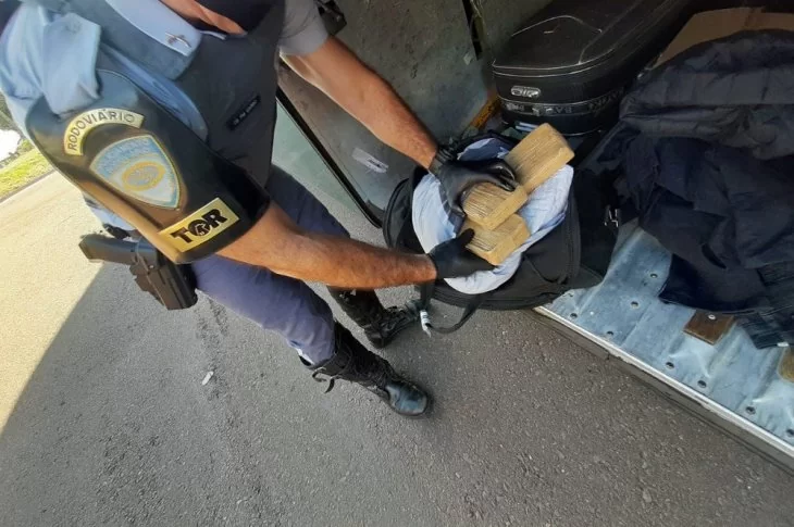Operação prende casal por transportar tabletes de crack dentro de mala em Presidente Venceslau