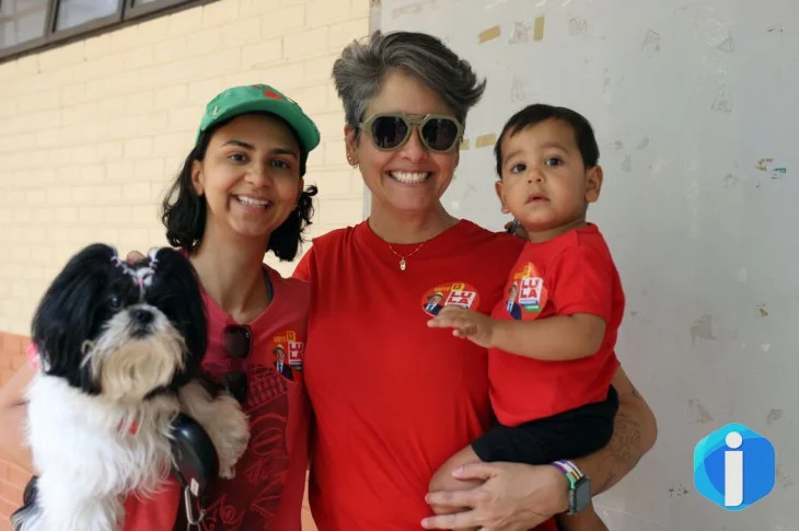 Pais levam filhos a seções eleitorais para ensinar democracia