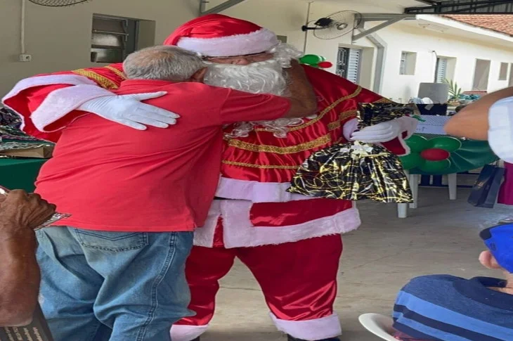 Papai Noel esteve de passagem no Abrigo de Idosos; O bom velhinho fez a alegria de seus moradores em Presidente Venceslau