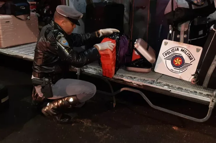 Passageira de ônibus acaba presa após fiscalização policial encontrar 19kg de maconha em bagagens