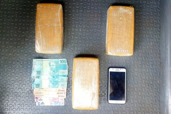 Passageira de ônibus é flagrada com mais de 3 quilos de pasta base de cocaína em Presidente Epitácio