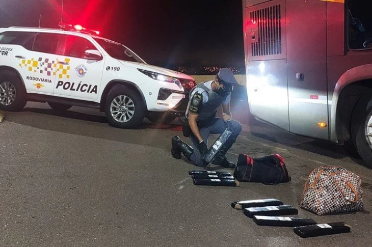 Passageira de ônibus é presa com 9 quilos de maconha em malas em Presidente Venceslau