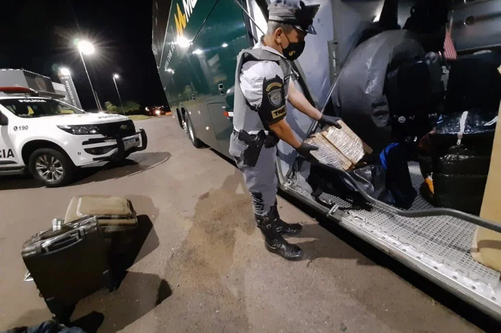 Passageira de ônibus fica nervosa durante abordagem policial e acaba presa com mais de 11 quilos de maconha