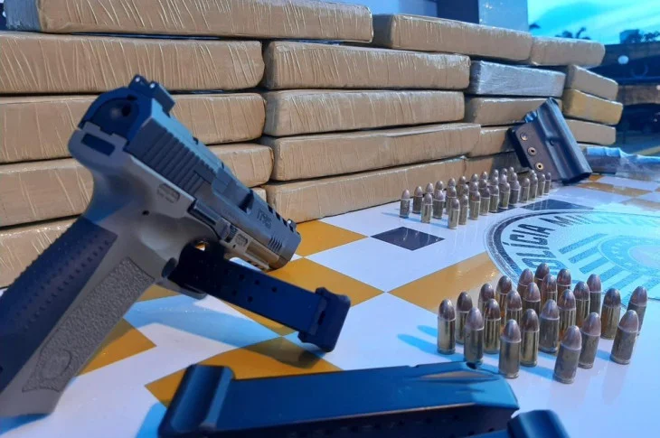 Passageiras de ônibus são presas com pistola, munições e porções de maconha durante fiscalização em Presidente Venceslau