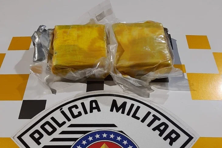 Passageiro gruda tabletes de cocaína na cintura com fita adesiva e é preso durante abordagem a ônibus na SP-270, em Venceslau