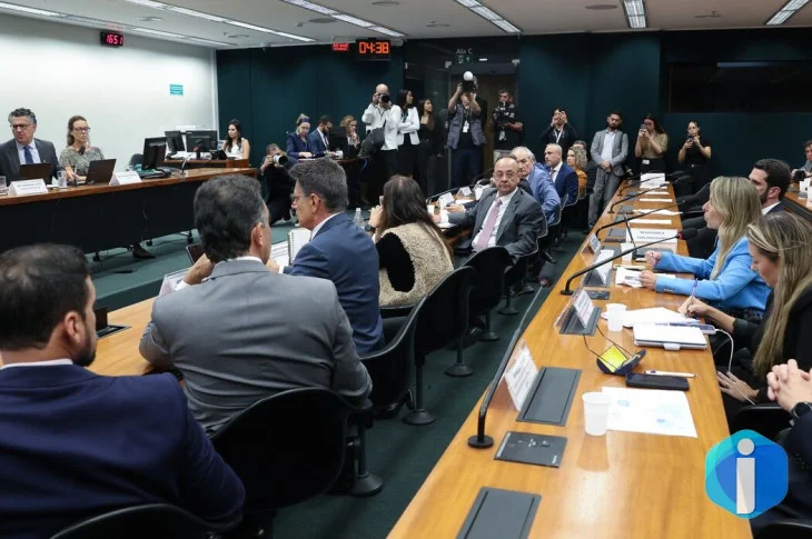 Pedido de vista adia votação da PEC do fim da escala 6X1
