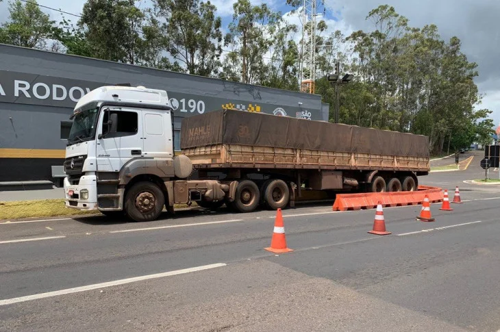 Perseguição policial descobre organização criminosa envolvida com roubos de caminhões e liberta vítimas de cárcere privado