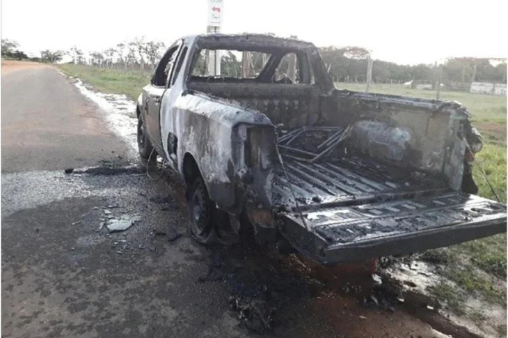 Picape pega fogo após condutor transportar “churrasqueira acesa” na carroceria, em Panorama