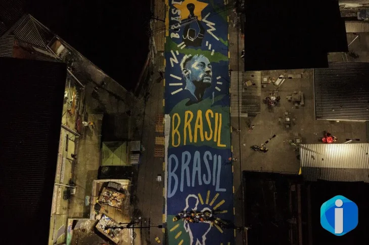 Pintura ressignifica rua marcada por operação letal no Rio de Janeiro