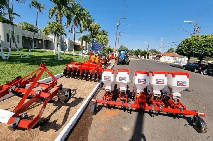 Piquerobi é agraciado com equipamentos agrícolas