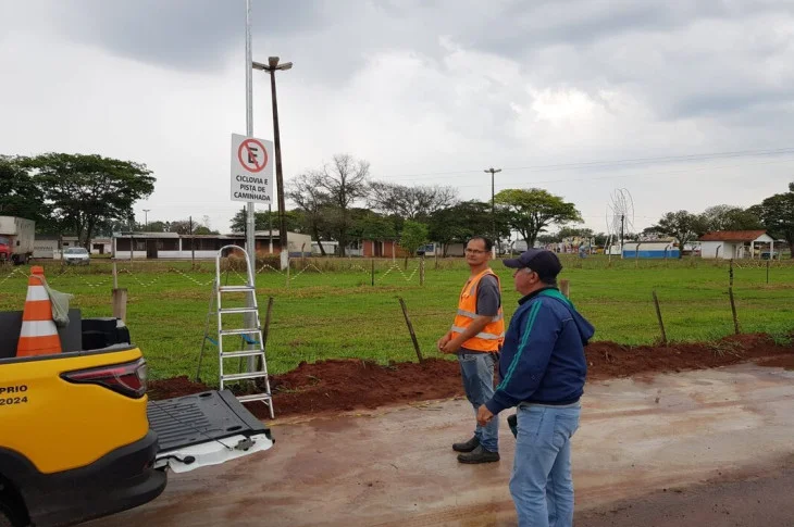 Placas de Proibido Estacionar são colocadas nos espaços da ciclovia e pista de caminhada no Residencial da Faive