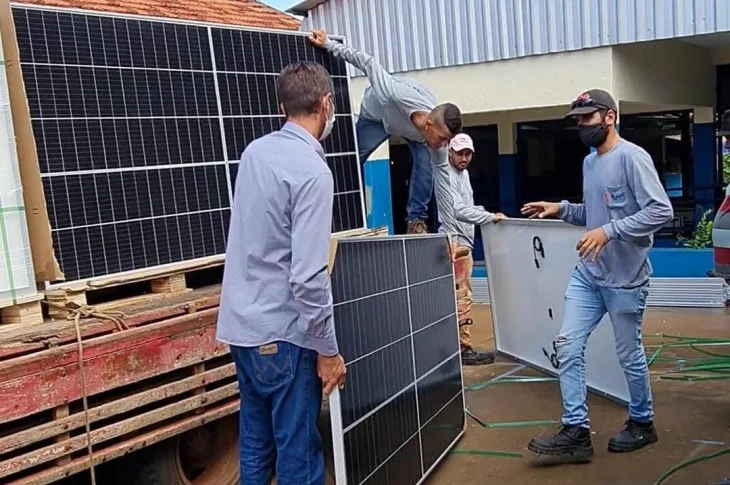 Placas fotovoltaicas são instaladas na EMEFEI João Rodrigues, em Presidente Venceslau